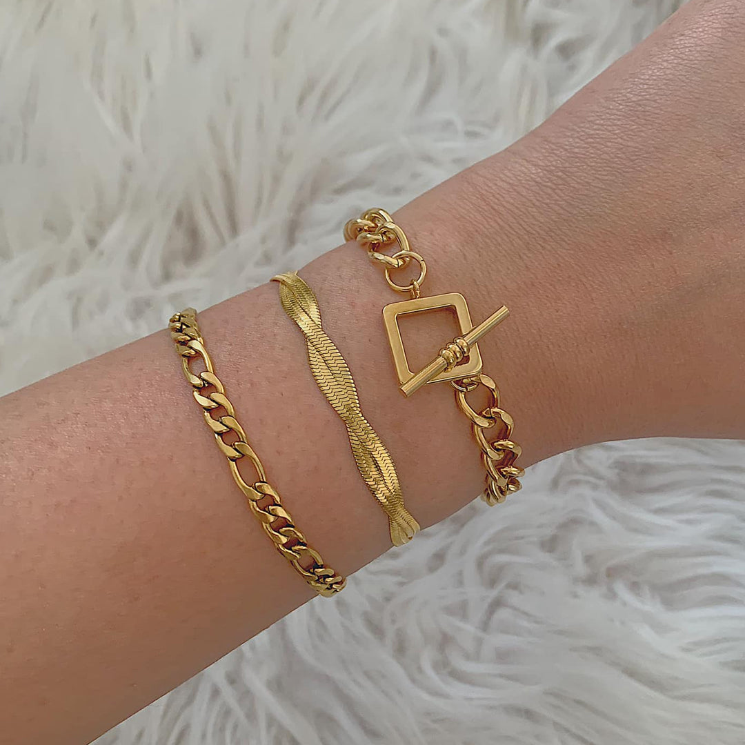 CEASER. Gold T Bar Bracelet
