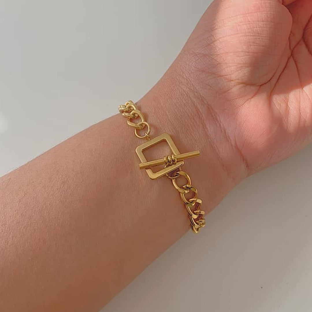 CEASER. Gold T Bar Bracelet