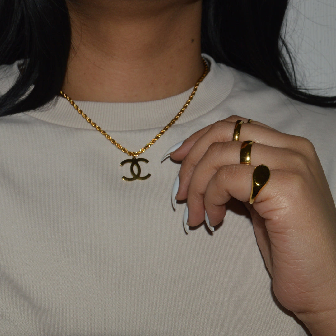 CHANEL CLASSIC. Reworked Gold CC Pendant Necklace IMPERFECT