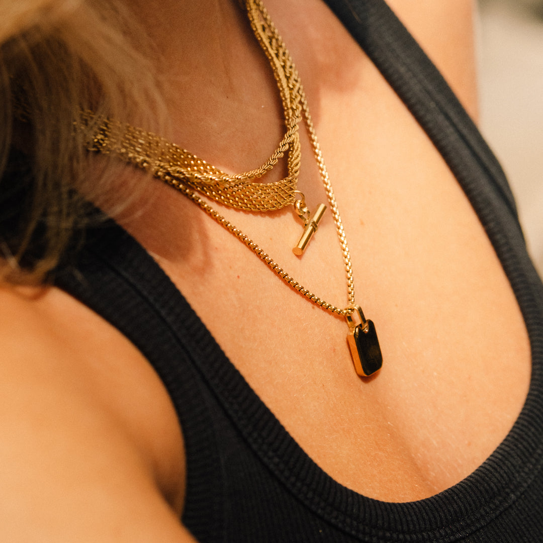 EMIRATI. Gold T-Bar Mesh Chain Necklace
