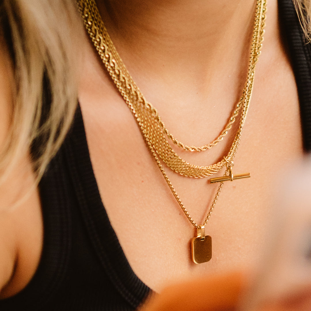 EMIRATI. Gold T-Bar Mesh Chain Necklace