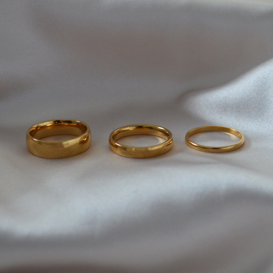 SIGNATURE. 3 x Gold Stacking Ring Set