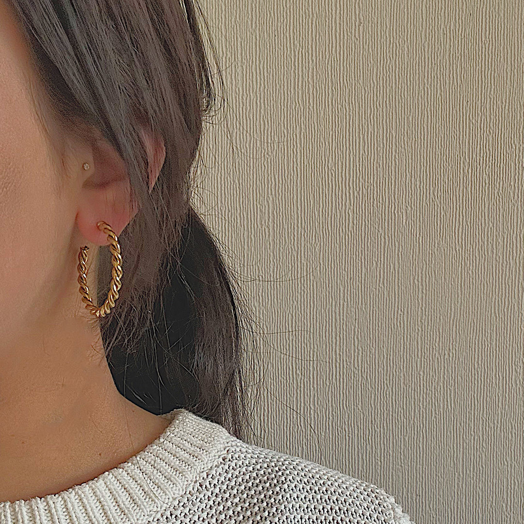 TRESSER. Gold Twist Hoop Earrings