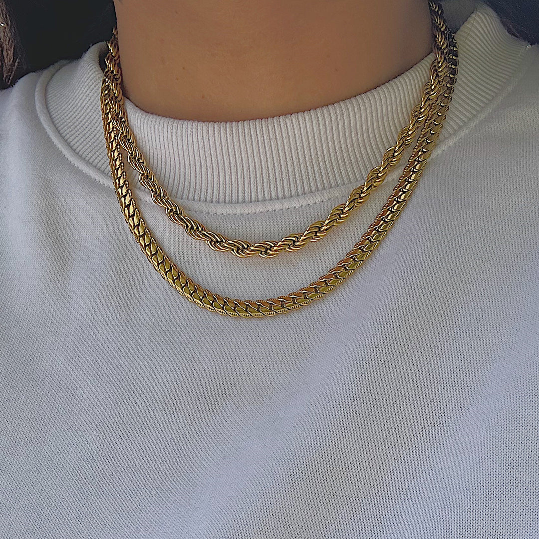 ALPHA LUXE. Gold Textured Chain Necklace