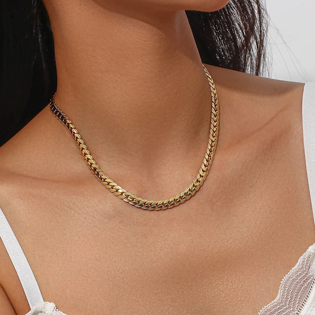 ALPHA LUXE. Gold Textured Chain Necklace