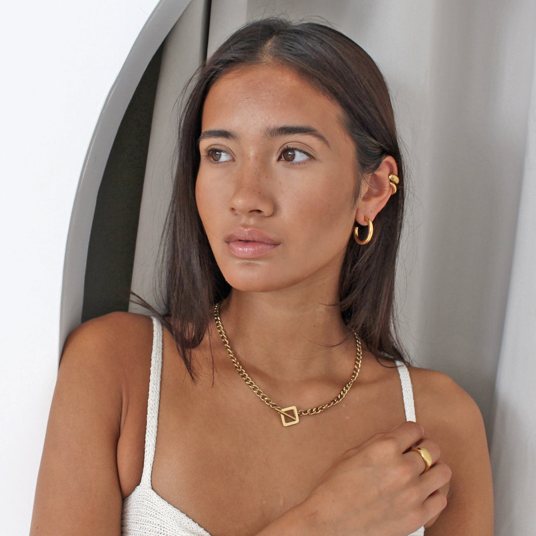 CEASER. Gold T Bar Toggle Necklace