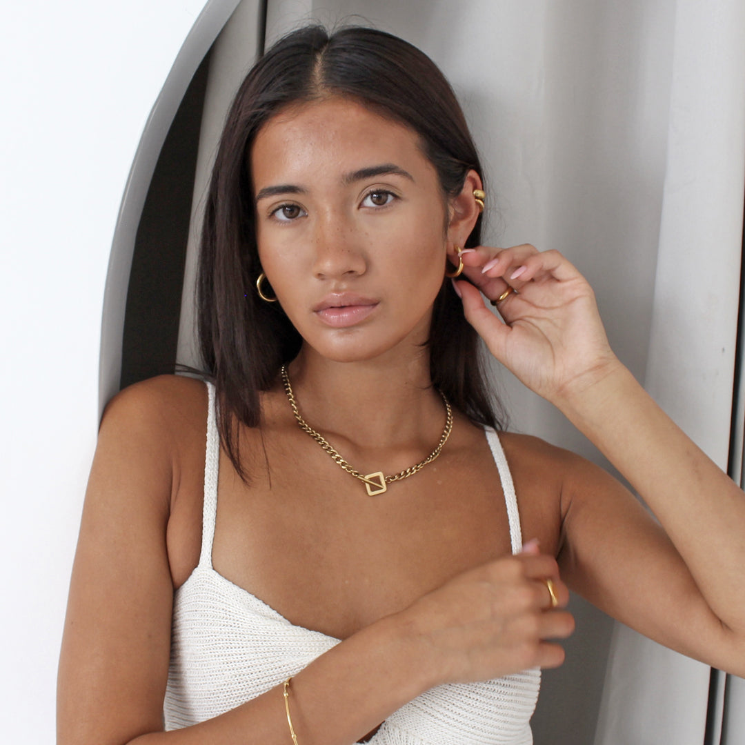 CEASER. Gold T Bar Toggle Necklace