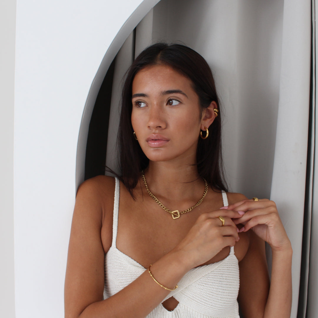 CEASER. Gold T Bar Toggle Necklace