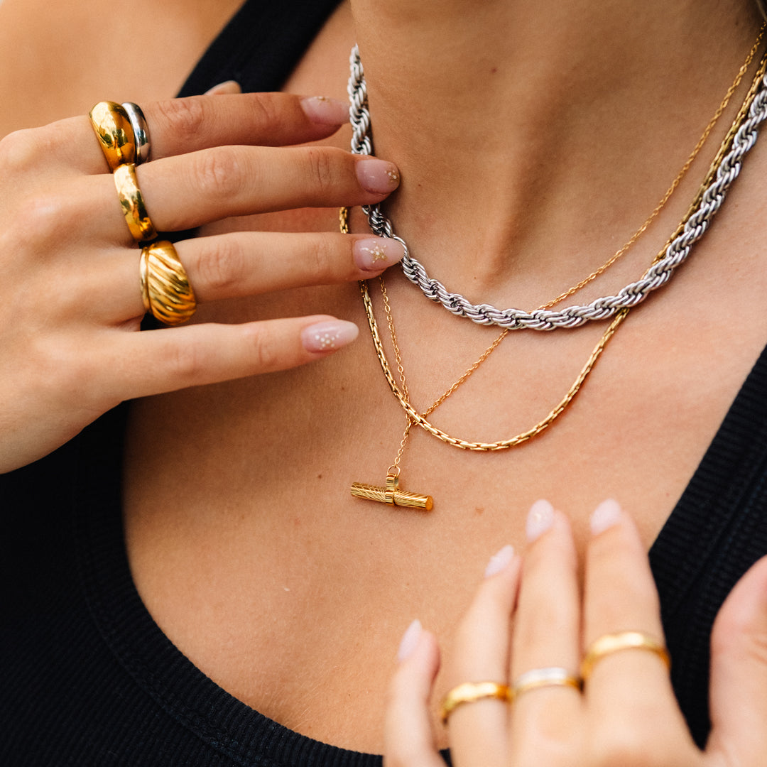 ELYSIAN. Gold Drop T Bar Necklace