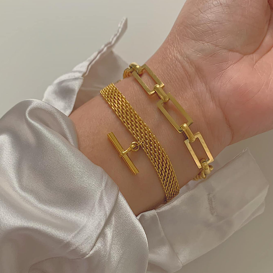 EMIRATI. Gold T Bar Bracelet