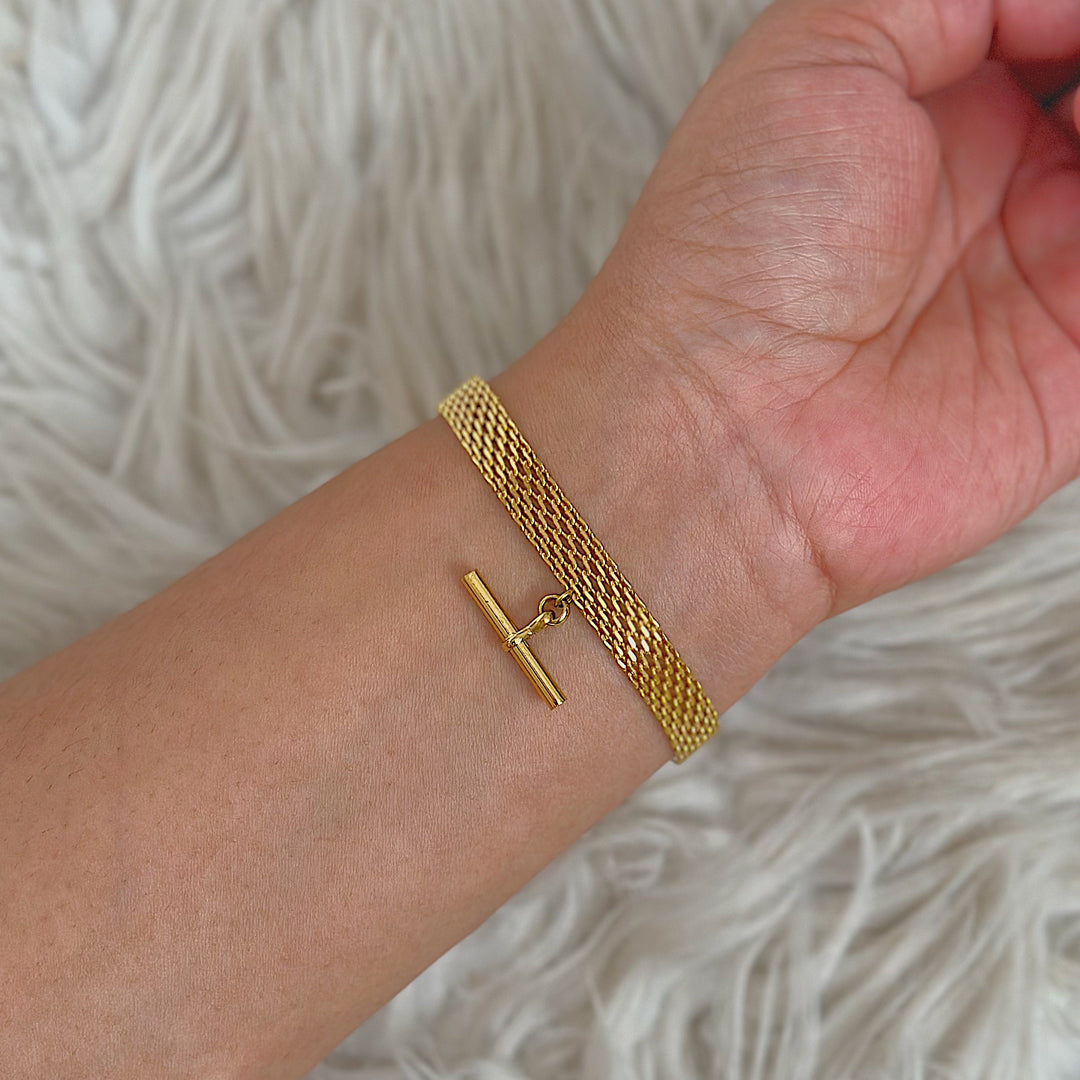 EMIRATI. Gold T Bar Bracelet