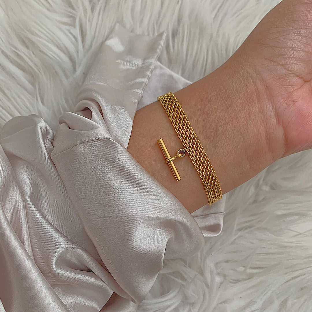 EMIRATI. Gold T Bar Bracelet