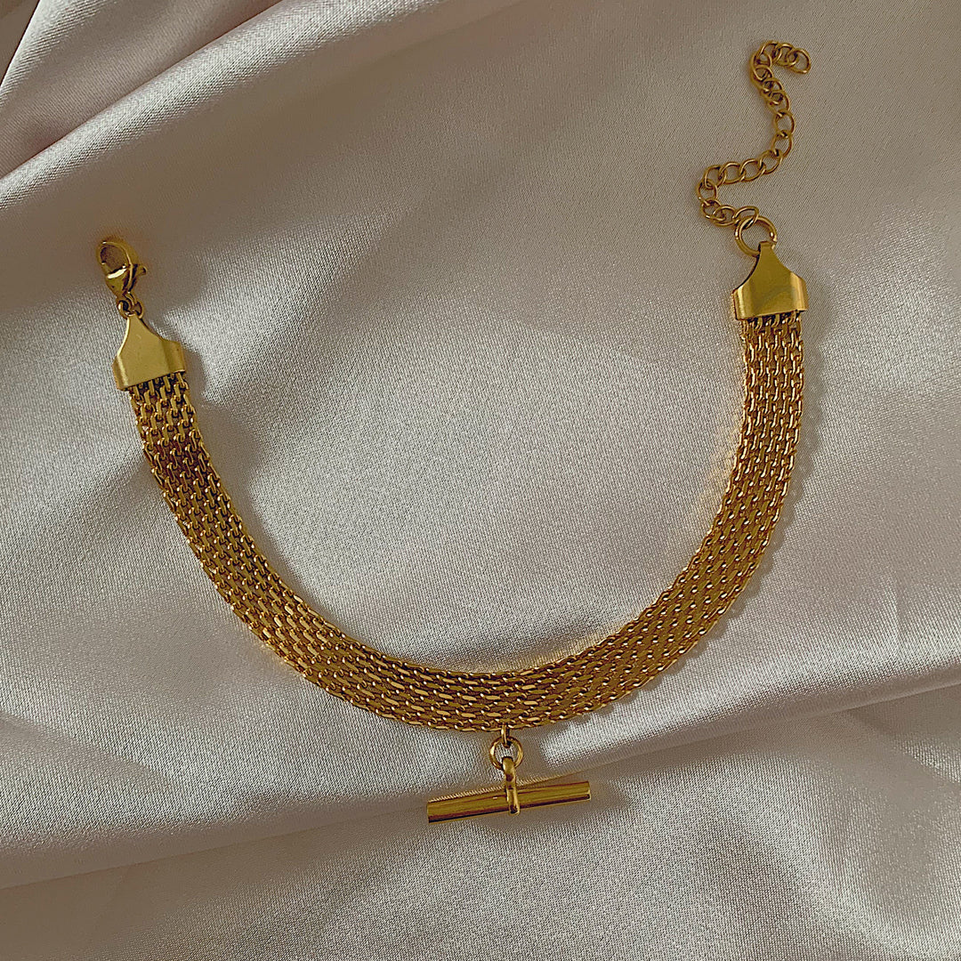 EMIRATI. Gold T Bar Bracelet