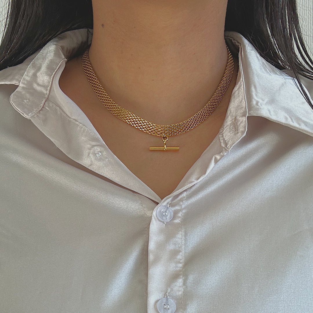 EMIRATI. Gold T-Bar Mesh Chain Necklace