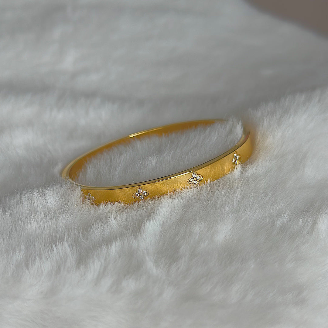 BLOSSOM. Gold Crystal Clover Bangle