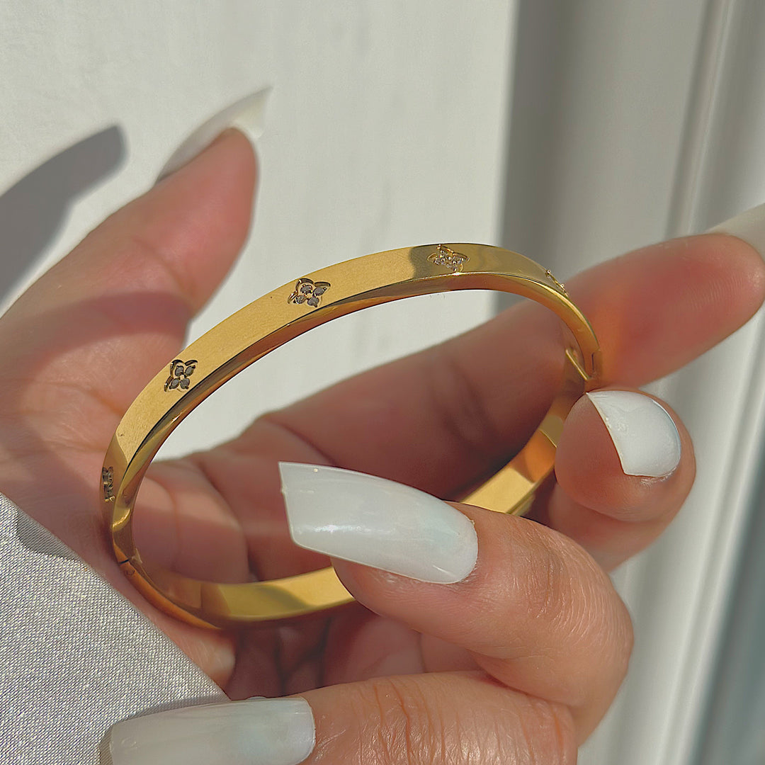 BLOSSOM. Gold Crystal Clover Bangle
