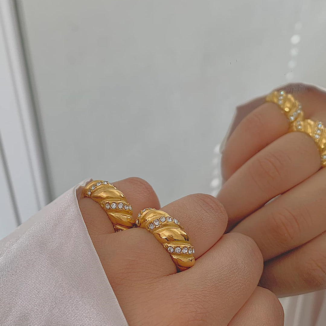 HOLLYWOOD. Crystal Croissant Ring