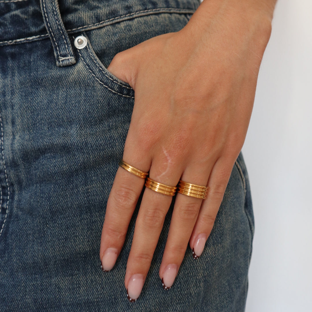 STUDIO 3 x Gold Ribbed Stacking Ring Set