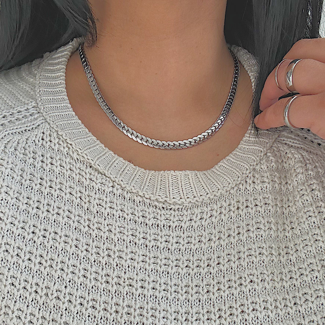 OMEGA LUXE. Silver Textured Chain Necklace