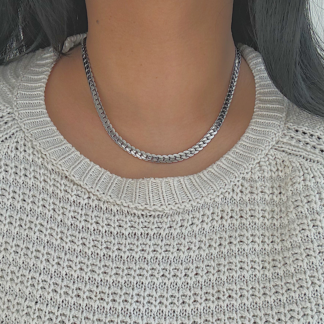 OMEGA LUXE. Silver Textured Chain Necklace