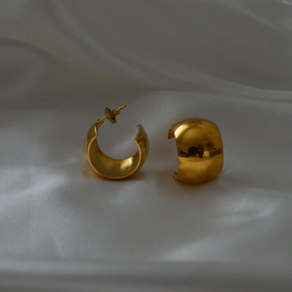 COUPE. Gold Wide Hoop Earrings